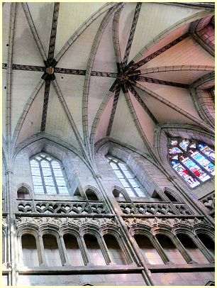 Triforium und Kreuzrippengewölbe - Kathedrale Saint-Paul-Aurélien