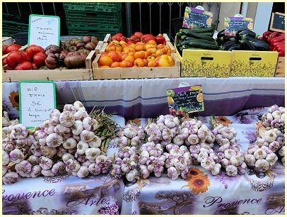 Markt in der Provence - Tomaten, Zucchini, Paprika, Knoblauch