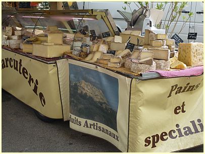 Markt in der Provence - Käse aus Kuh-, Schaf- und Ziegenmilch