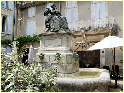 Grignan - Fontaine und Statue Marquise de Sévigné