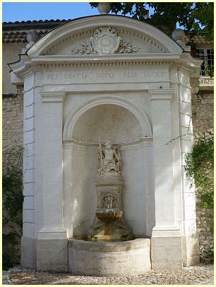 Fontaine de l'Hôtel de Ville - Pernes-les-Fontaines