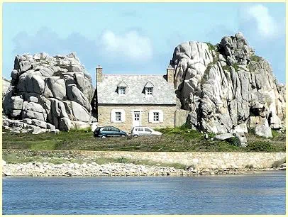 Bretagne - Site du Gouffre, Haus zwischen den Felsen
