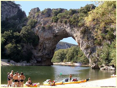 Provence Sehenswürdigkeiten und Tipps Ardèche Schlucht, Pont d'Arc