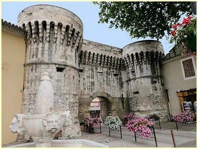 Provence Pernes-les-Fontaines, Porte Villeneuve
