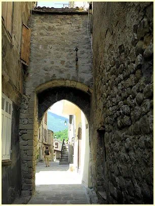 eine gebogte Passage oder ein Stadttor