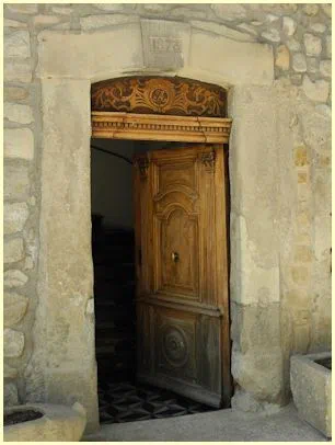 geschnitzte hölzerne Haustür