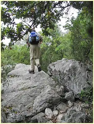 Chemin du Bastidon - große Felsen überqueren