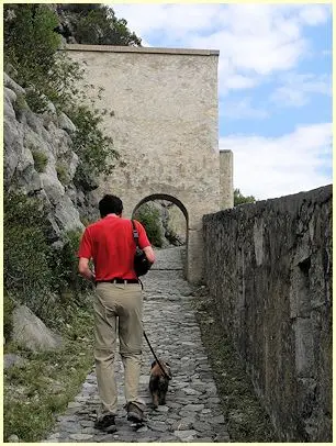 der mit Rundbögen ausgestattete Zufahrtsweg