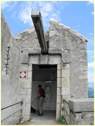 die Reste einer Zugbrücke