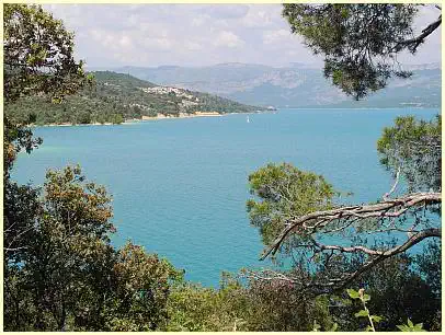 Lac de Sainte-Croix von der Straße aus gesehen
