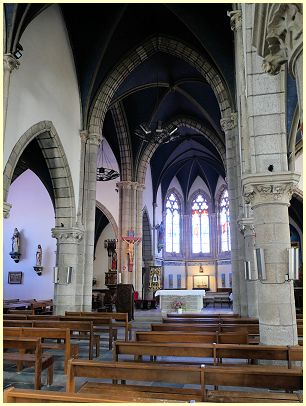 Kirchenschiff und Hochaltar Kirche Saint-Carantec