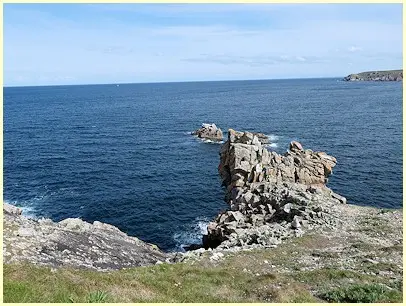 von Felsen durchsetzte Küste Richtung Pointe du Raz