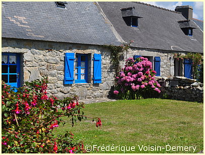 bretonische Steinhäuser in Rostudel