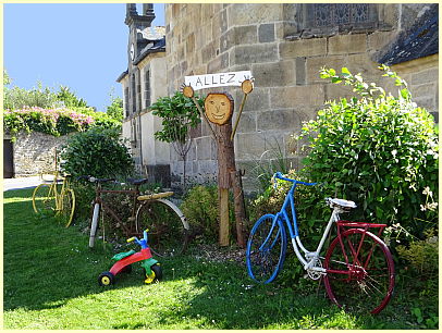 Tour de France geschmückte Rasenfläche Kirche Saint-Sauveur