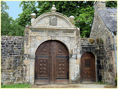 Tor zum Nebengebäude Abtei Saint-Guénolé