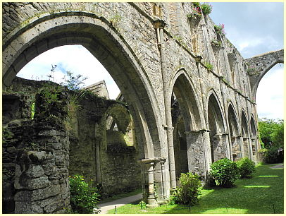 linke Fassade zum Seitenschiff Abbaye de Beauport Paimpol