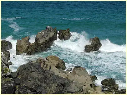 gegen Felsen auflaufende Flut