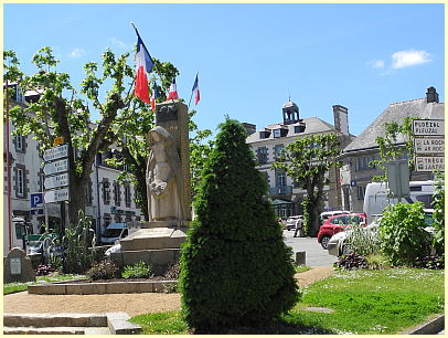 Pontrieux - Kriegerdenkmal und Rathaus (Hôtel de Ville)