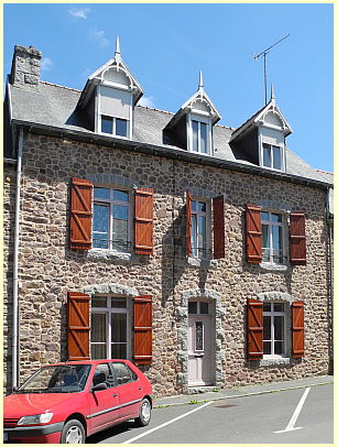 Pontrieux - Haus mit spitz verzierten Giebelgauben