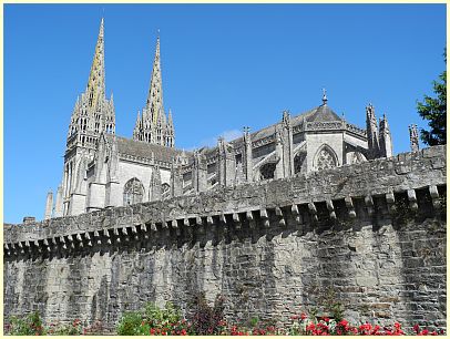 Quimper - Stadtmauer und Kathedrale Saint-Corentin
