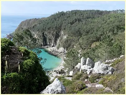 Klippenküste in Nähe der Pointe de Rostudel