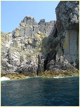 Steilküste mit glatter Felswand (rechts)