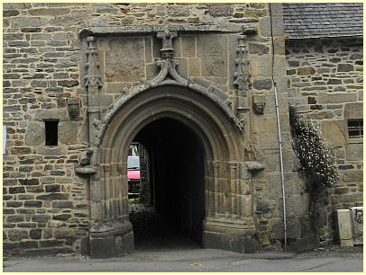 Tréguier - Portal des altes Bischofspalasts