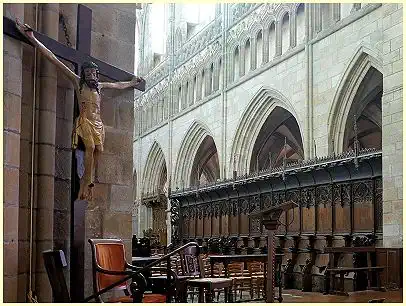 Chorgestühl und Kruzifix - Kathedrale Saint-Paul-Aurélien