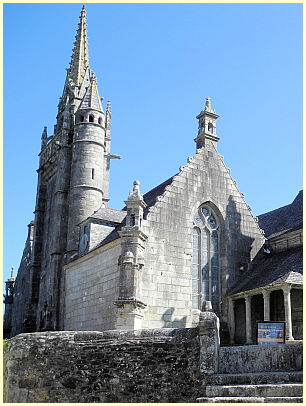 Kirche, Glockenturm, Beinhaus Saint-Miliau