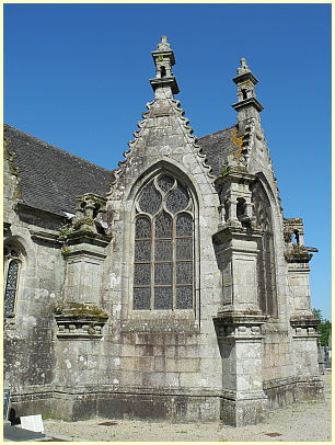 Außenansicht Seitenkapelle Kirche Saint-Miliau