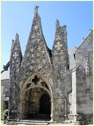 umfriedete Pfarrbezirke der Bretagne - Eingangshalle Notre-Dame de Roscudon in Pont-Croix umfriedete Pfarrbezirke der Bretagne - Eingangshalle Notre-Dame de Roscudon in Pont-Croix