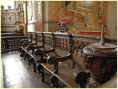 Saint-Thégonnec - Sitze mit Armlehnen und Strebepfeiler