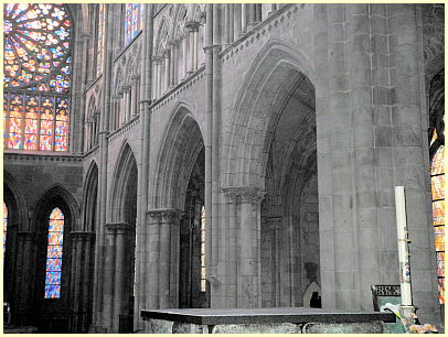 Säulen des Kirchenschiffs - Kathedrale Saint-Vincent