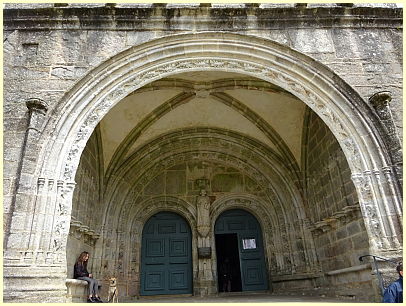 Westportal mit Vorhalle Kirche Saint-Ronan