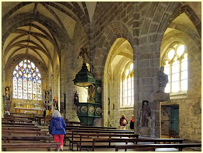 Kirchenschiff und Kanzel Saint-Ronan