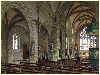 Kirchenschiff und Kanzel Kirche Saint-Ronan