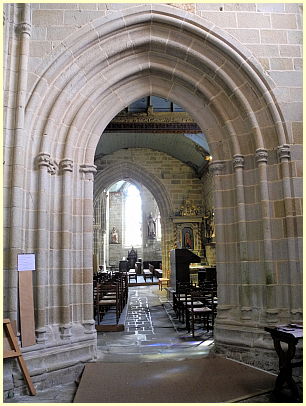 spitzbogiges Portal mit Kirchenschiff Notre-Dame de Roscudon