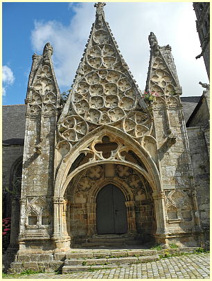 südliche Vorhalle Kirche Notre-Dame de Roscudon
