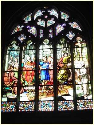 Kirchenfenster der Kapelle Chapelle des Trois Gouttes de Sang
