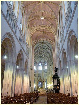 Kirchenschiff mit barocker Kanzel Kathedrale Saint-Corentin
