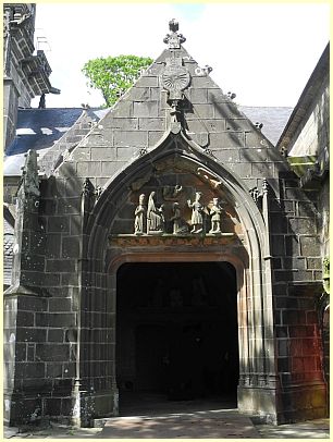 Vorhalle mit Giebelfeld Kirche Notre-Dame de Rumengol