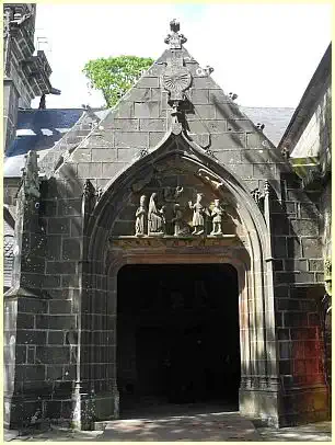 Vorhalle mit Giebelfeld Kirche Notre-Dame de Rumengol