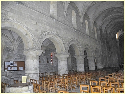 Kirchenschiff und Säulen Église Notre-Dame d'Étretat