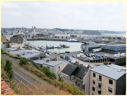 Granville mit Hafen von der Oberstadt
