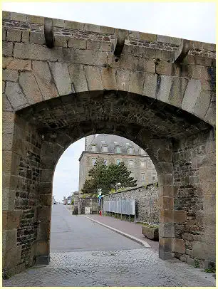 Granville Tor Rue Saint-Jean und Kaserne