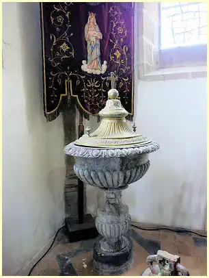 Taufbecken und Kirchenfahne Notre-Dame du Cap Lihou