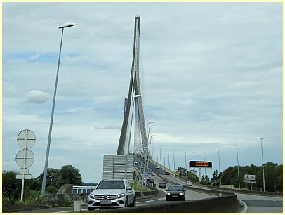 Pont de Normandie - Fahrbahn durch die Pylone