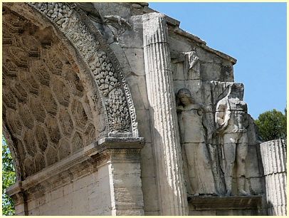 Tonnengewölbe und Fruchtbogen des Triumphbogens - Glanum - Les Antiques