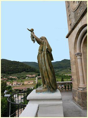 Seitenansicht Statue der Jungfrau Kapelle Notre-Dame de la Consolation