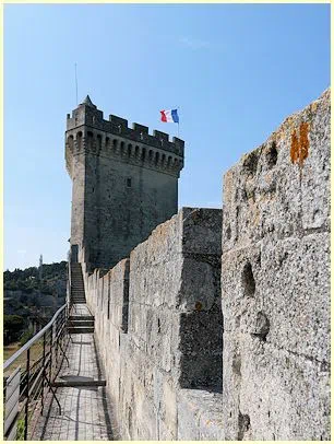 Bergfried (Donjon) und Wehrgang Burg Château de Beaucaire